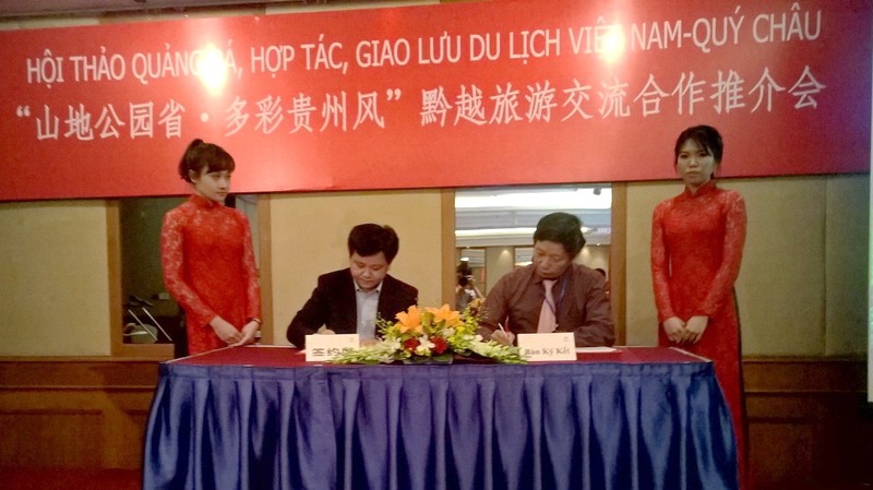 Cérémonie de signature d'un accord de coopération touristique entre Hanoi et Guizhou. Photo: dulichvietnam.