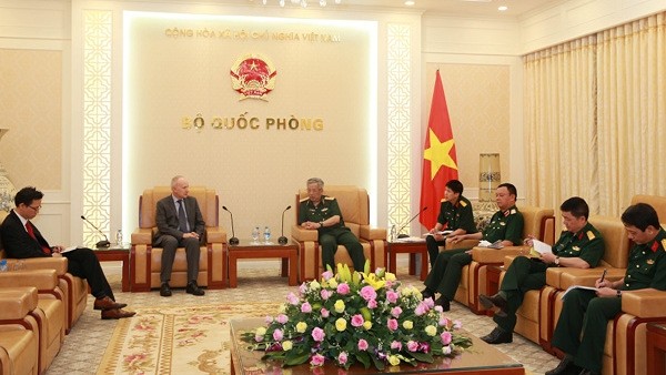 Rencontre entre le vice-ministre vietnamien de la Défense, Nguyên Chi Vinh, et Tim Huxley, directeur exécutif de l'IISS en Asie. Photo: BQP.