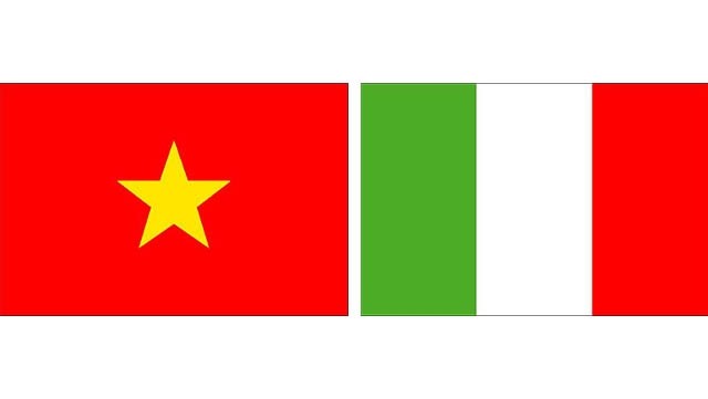 Les drapeaux du Vietnam et de l’Italie. Photo: NDEL.