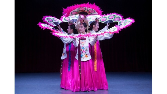 Le Groupe de danse traditionnelle sud-coréenne Yun Myung Hwa. Photo: baotintuc.vn.