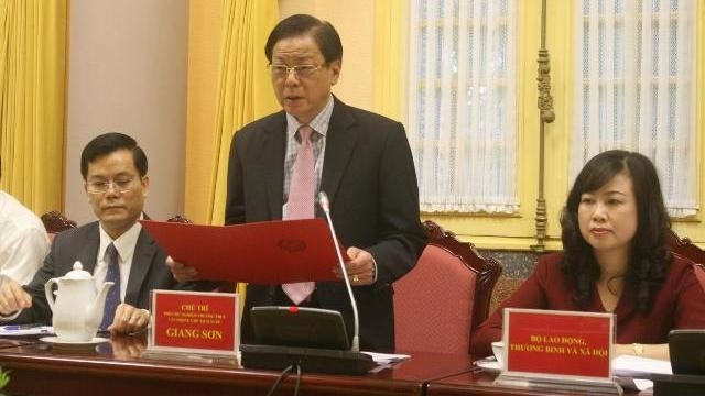 Giang Son, vice-président du Bureau présidentiel, annonce l’ordonnance du Président. Photo: baolaodong.