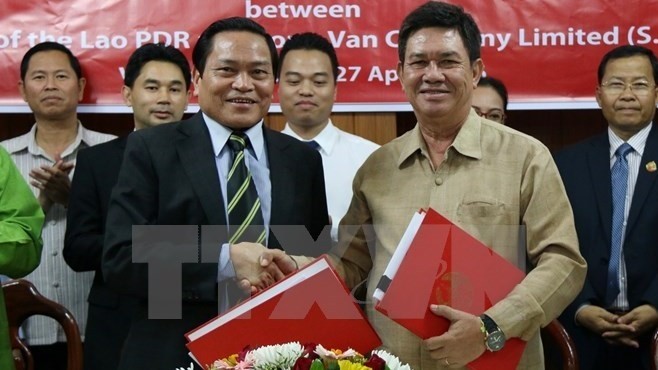 Le vice-ministre laotien du Plan et de l'Investissement, Sisou Phanthong (à droite), et le directeur de la Sarl Long Vân, Pham Ngoc Long. Photo: VNA.