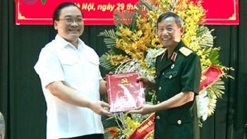Hoàng Trung Hai (à gauche) rencontre d’anciens combattants de Hanoi. Photo: VOV.