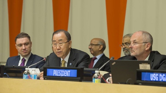 Le Secrétaire général  de l'ONU, Ban Ki-moon (2e, à gauche), lors d’un débat organisé à l’ECOSOC. Photo: ONU.