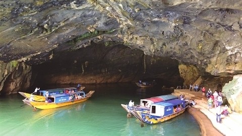 À l’entrée de la grotte de Phong Nha. Photo: CVN.