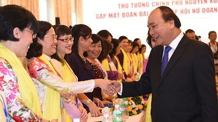 Le Premier ministre Nguyên Xuân Phuc reçoit les femmes d’affaires. Photo: VGP.
