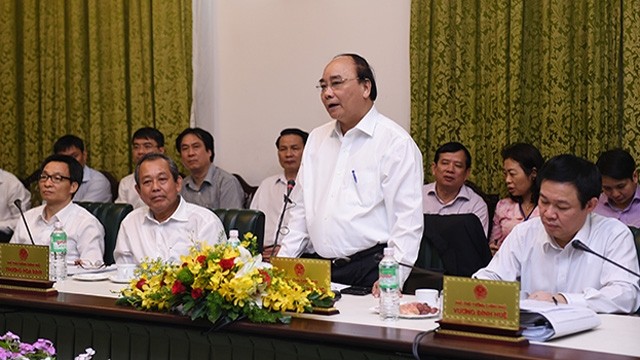 Le PM Nguyên Xuân Phuc préside la réunion du 29 avril, à Hanoi. Photo: VGP.