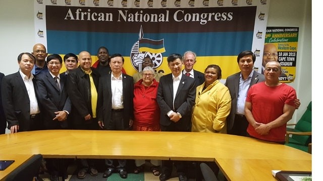 La délégation vietnamienne et les représentants du Parti Communiste d'Afrique du Sud et du Comité de l’ANC pour le Cap-Occidental. Photo: NDEL.