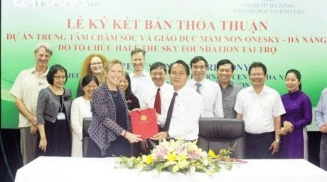 Cérémonie de signature de l'accord sur le financement du centre de soins et d’éducation des enfants OneSky. Photo: baodautu.vn