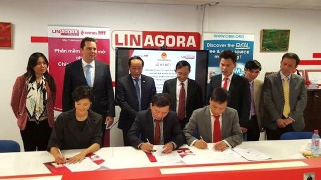 Signature d'un accord de coopération entre Linagora et Hanel DTT. Photo: vinades.vn.