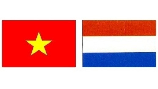 Les drapeaux du Vietnam et des Pays-Bas. Photo: NDEL.