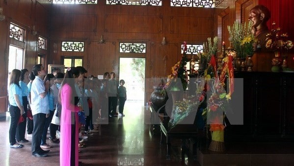 Les enseignants et élèves de Nakhon Phanom à Nghê An. Photo: VNA.