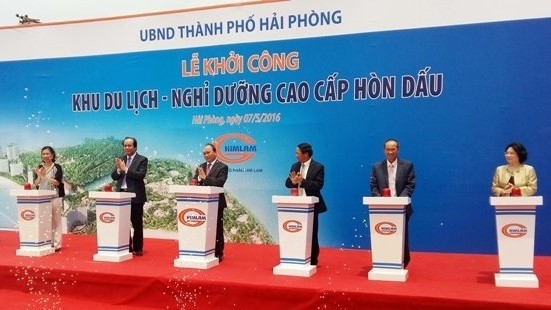 Le PM vietnamien, Nguyên Xuân Phuc (3e, à gauche), lors de la mise en chantier d’un complexe de villégiature de luxe sur l’île de Hòn Dâu, province de Hai Phong. Photo: NDEL.