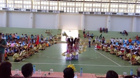 Un numéro de danse d’élèves de l’école Hy Vong. Photo: VNA.