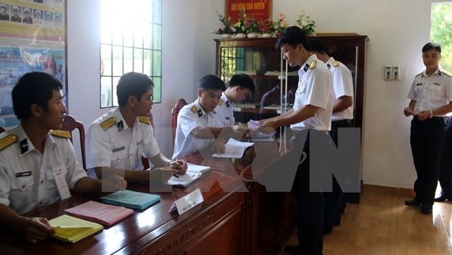 Des soldats de la plate-forme DK1 vont aux urnes. Photo: VNA.