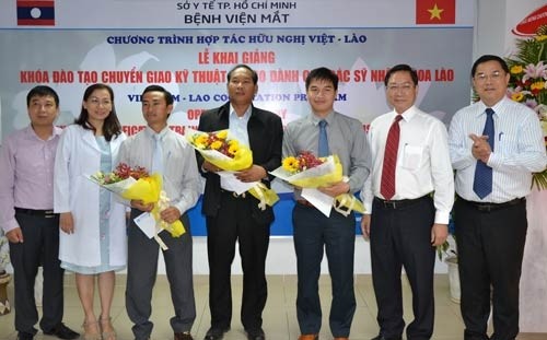Les ophtomologistes laotiens participant à la 1ère formation à l’Hôpital ophtalmologique de Hô Chi Minh-Ville. Photo: Journal SGGP.