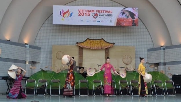 Une représentation artistique dans le cadre du 8e Festival vietnamien au Japon. Photo: VNA.