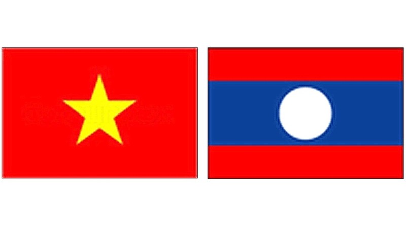 Les drapeaux du Vietnam et du Laos.