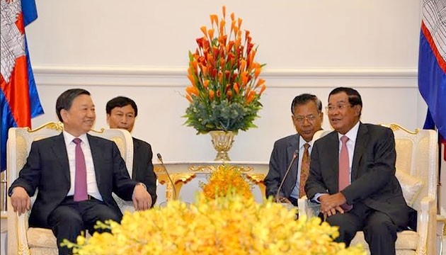 Le PM cambodgien Hun Sen (à droite), et le ministre vietnamien de la Sécurité publique, Tô Lâm. Photo: NDEL.