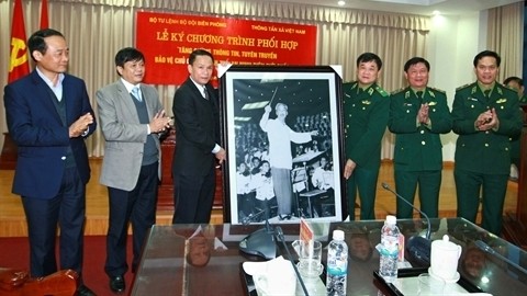 En 2015, le directeur général de l’Agence Vietnamienne d’Information Nguyên Duc Loi (3e, à gauche)  a offert la photo «Bác Hồ bắt nhịp bài ca kết đoàn» au Commandement des gardes-frontières. Photo: VNA.