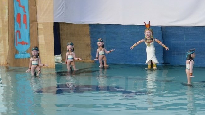 Une scène de la pièce «Isis et Osiris» présentée à travers l’art de marionnette sur l’eau. Photo: VNA.