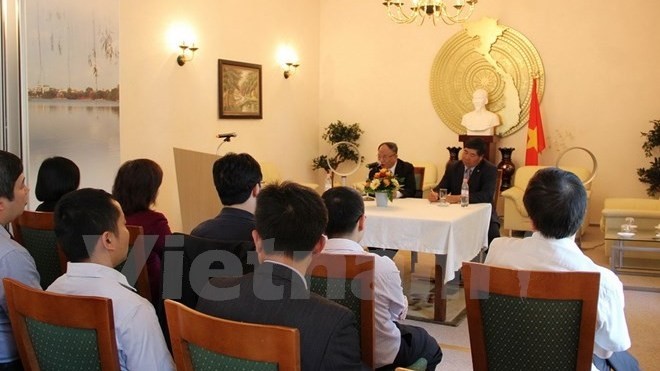 La réunion organisée par l’Ambassade du Vietnam en Allemagne à l’occasion du 126e anniversaire du Président Hô Chi Minh. Photo: VNA.