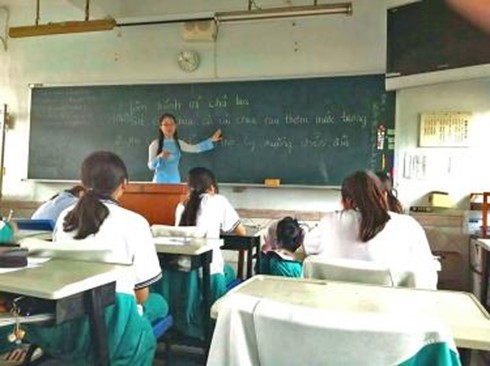La professeur Trân Thiên An enseigne le vietnamien aux étudiants de l’École Kao Ying. Photo: Taipei Times.