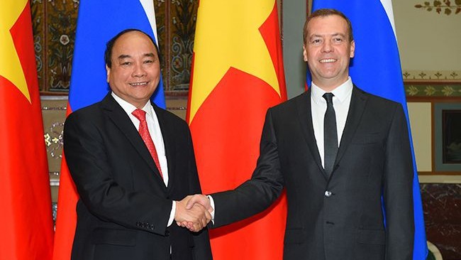 Le PM vietnamien, Nguyên Xuân Phuc (à gauche), et son homologue russe, Dmitry Medvedev, lors de leur entretien, à Moscow. Photo: VGP.