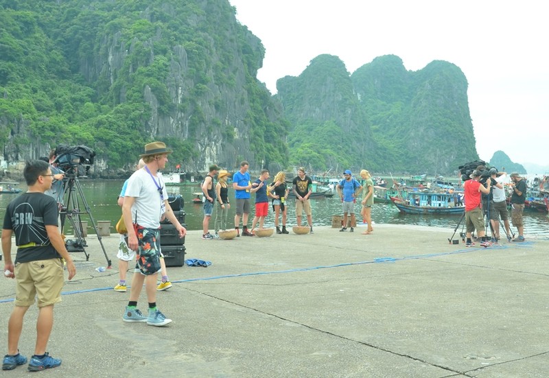 L’équipe de production du programme avec des équipements et accessoires à Ha Long.