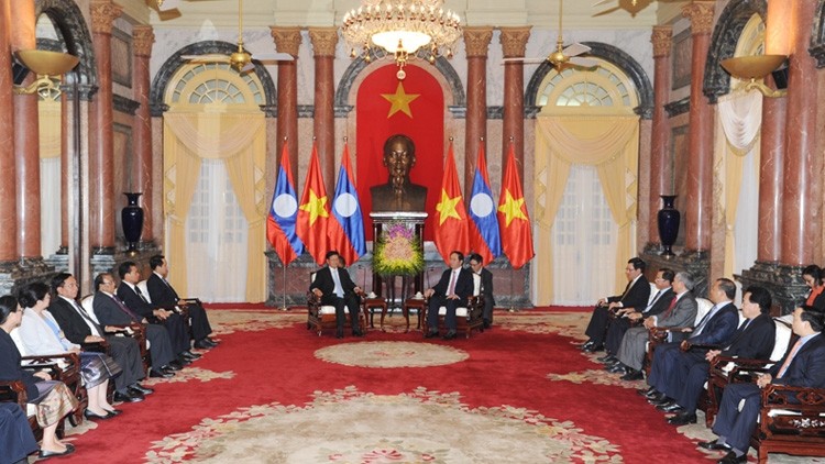 La rencontre entre le Président du Vietnam, Trân Dai Quang (à droite), et le PM laotien, Thongloun Sisoulith. Photo: Trân Hai/NDEL.