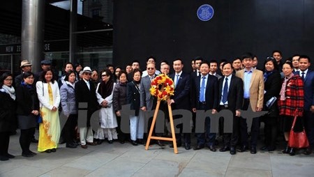 L’ambassadeur vietnamien au Royaume-Uni, Nguyên Van Thao, les représentants de la communauté vietnamienne et les étudiants vietnamiens prennent une photo de souvenir. Photo: VOV.
