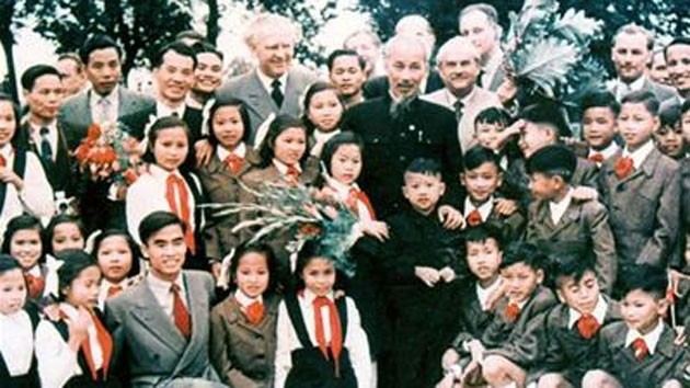 Le Président Hô Chi Minh (au milieu, veste noire) et les amis internationaux. Photo d'archives: NDEL.