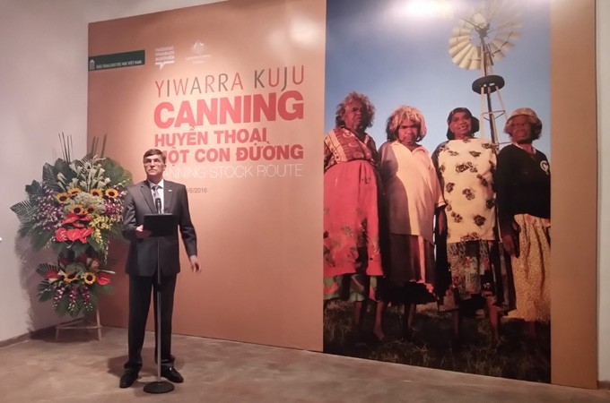 L’ambassadeur d’Australie au Vietnam, Hugh Borrowman, prend la parole lors de la cérémonie d’inauguration de l’exposition «Canning : légende d’une route», le 18 mai au Musée d’ethnographie du Vietnam. Photo: GL/NDEL.