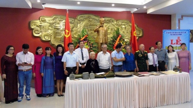 Cérémonie de la réception des objets et  documents sur le Président Hô Chi Minh au Musée Hô Chi Minh dans la province de Thua Thiên-Huê (au Centre), le 18 mai. Photo: NDEL.