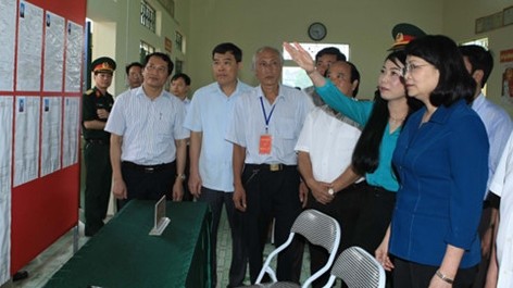 La vice-présidente de la République, Dang Thi Ngoc Thinh (1er, à droite), inspecte les préparatifs des élections législatives et locales au quartier de Hôi Hop, province de Vinh Phuc. Photo: VOV.