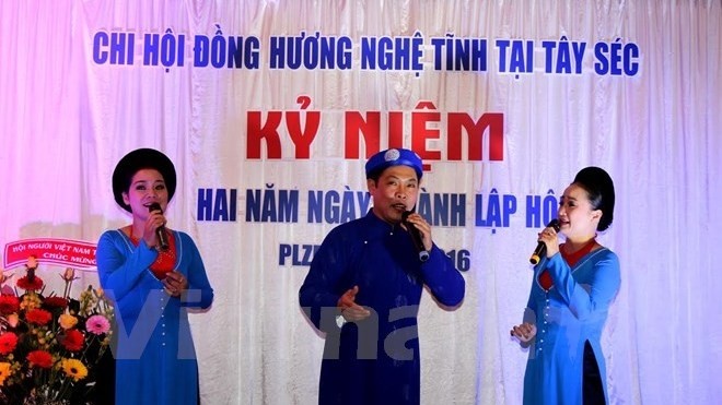 Un numéro de chant interprété par la troupe artistique des chants populaires "ví" et "giặm" de Nghê Tinh. Photo: VNA.