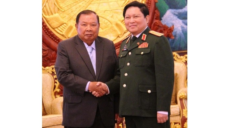 Le ministre vietnamien de la Défense, Ngô Xuân Lich (à droite), et le Secrétaire général du PPRL, Président laotien, Bounnhang Vorachith. Photo: NDEL. 