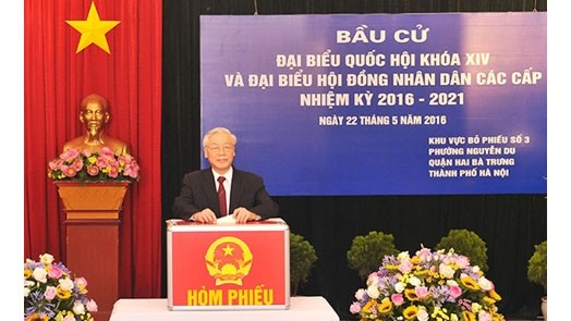 Le Secrétaire général du PCV, Nguyên Phu Trong, dépose son bulletin dans l’urne. Photo: NDEL. 