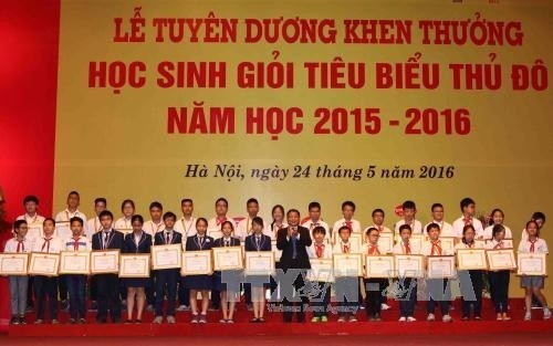 Cérémonie de remise des récompenses aux excellents élèves de Hanoi. Photo: VNA.