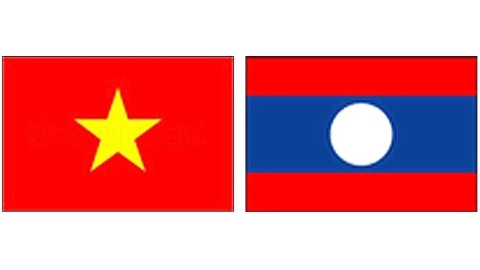 Les drapeaux du Vietnam et du Laos. Photo: NDEL.