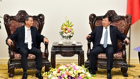 Le vice-premier ministre Trinh Dinh Dung (à droite) et l’ambassadeur du Japon au Vietnam, Hiroshi Fukada, lors de leur rencontre, ce jeudi, à Hanoi. Photo: VGP.