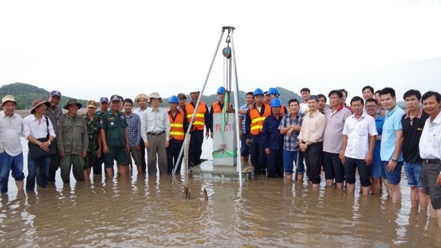 La borne secondaire No311/2 a été installée jeudi en présence des représentants des 10 provinces ayant la frontière commune avec le Cambodge. Photo: NDEL.