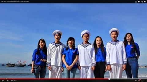 Des étudiants du Département de littérature de l’École normale supérieure de Dà Nang (Centre) participent à l’enregistrement du clip «Maintenir durablement la paix en mer et sur les îles».  Photo : TT/CVN