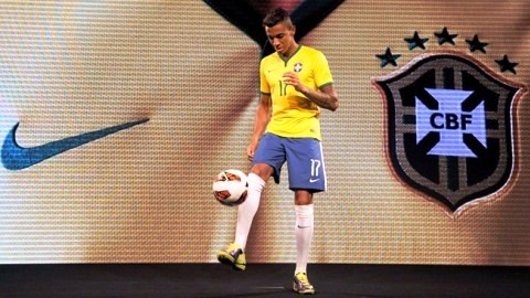 Luiz Gustavo présente le nouveau maillot de la sélection du Brésil, le 24 novembre à Rio de Janeiro. Photo : FIFA.