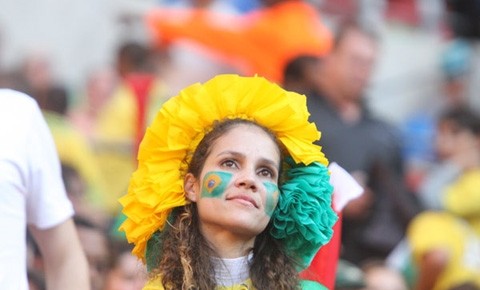 Une jeune fille brésilienne aime le football.