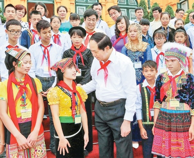 Le Président vietnamien, Trân Dai Quang, et des enfants en situation difficulté. Photo: VOV.