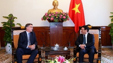 Le vice-PM et ministre des AE du Vietnam, Pham Binh Minh (à droite) et l’ambassadeur australien, Hugh Borrowman. Photo: VGP.