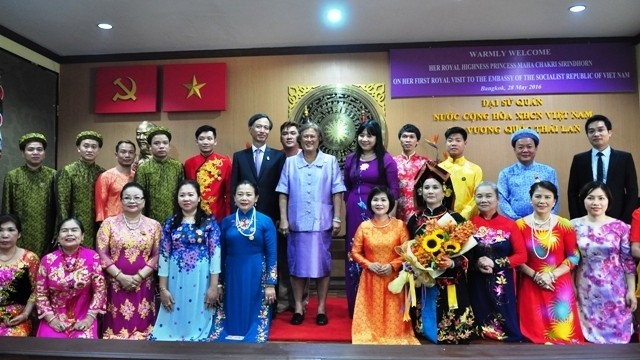 La princesse thaïlandaise (au centre) et des artistes vietnamiens. Photo: NDEL.