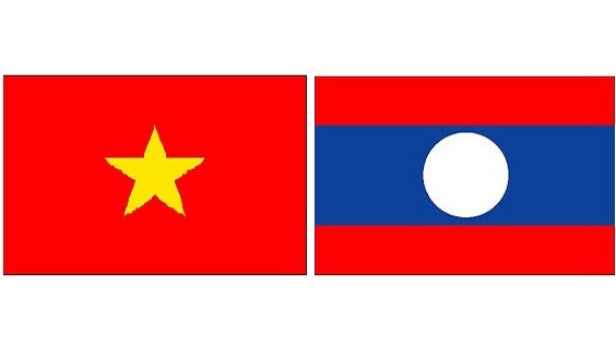 Drapeaux du Vietnam et du Laos. Photo: NDEL.