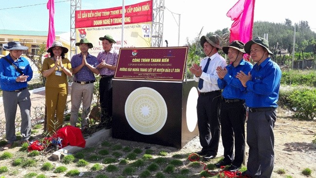 La cérémonie de scellement de plaque de  l’ouvrage dédié aux héros morts pour la Partie dans le district insulaire de Ly Son, province de Quang Ngai (au Centre). Photo: CPV